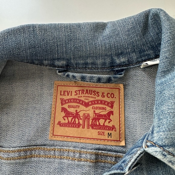 Levi’s Women’s Denim Jacket - Picture 2 of 4